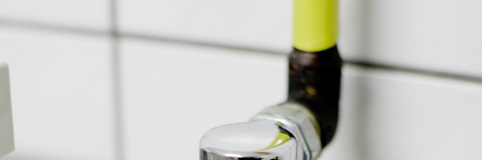 Gasanschluss in einem Haus an einer Kellerwand