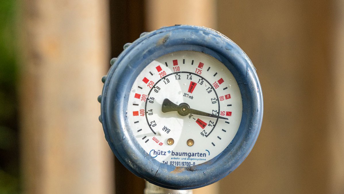 Messwesen in der Gasversorgung: An einer Gas-Baustelle zeigt eine Messstelle den Gasdruck im Netz in bar an. 