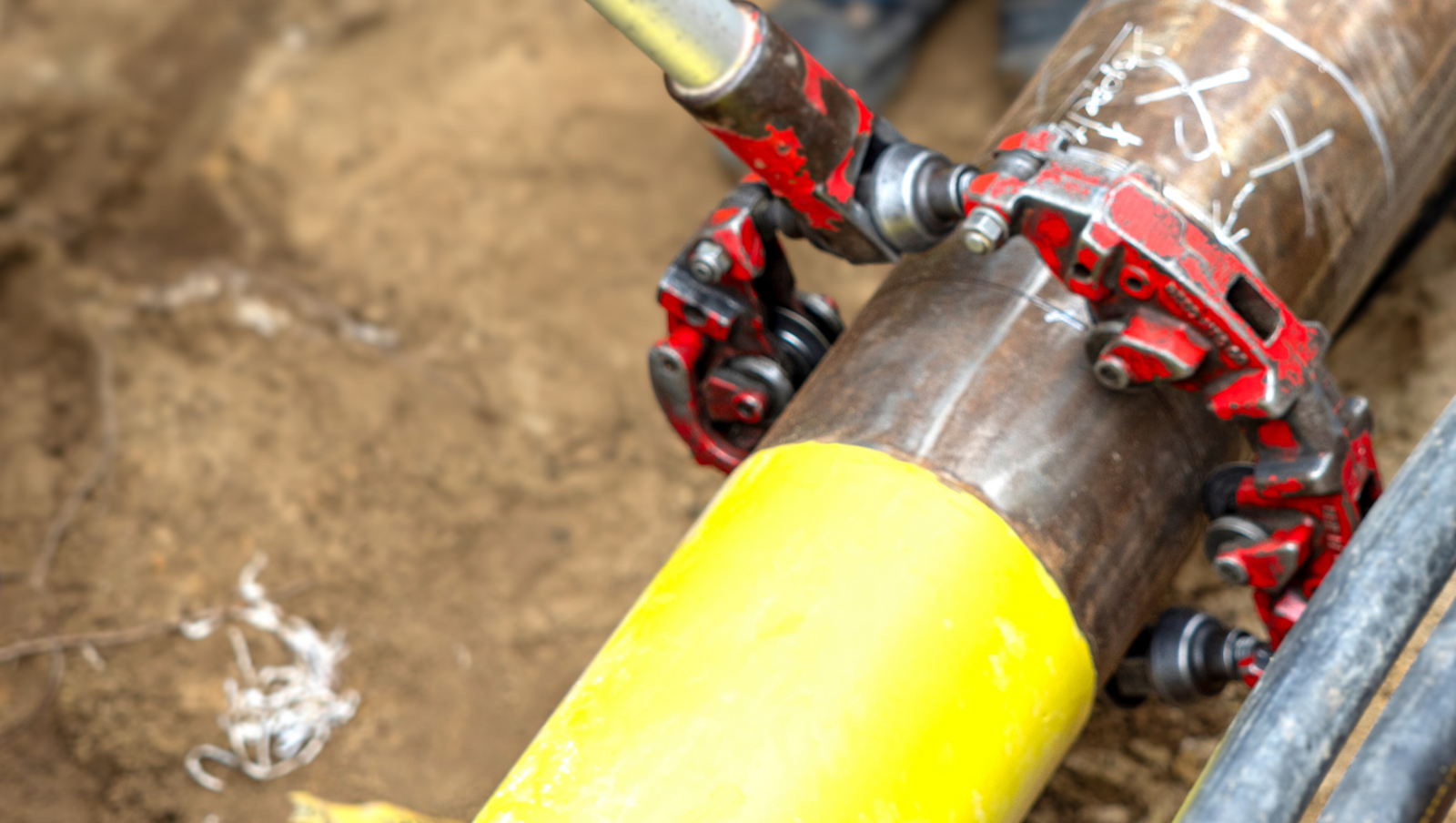 GELSENWASSER Energienetze HD-Netz GmbH betreibt Hochdruckgasleitungen für Industrie und Unternehmen: Das Titelbild zeigt eine gelbe Gashochdruckleitung von oben in einer Baugrube, an der gearbeitet wird.